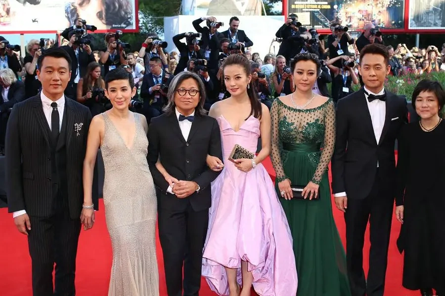 郝蕾气质也不错,穿绿色长裙与赵薇同框,优雅大方一点不逊色