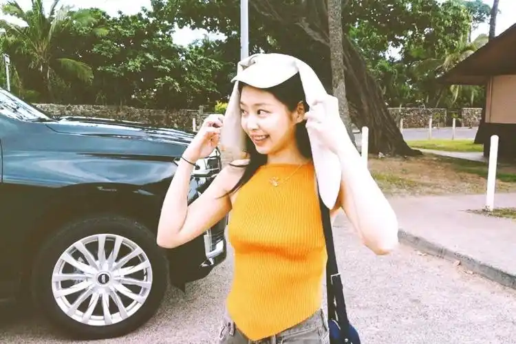 金智妮jennie同款黄色百搭修身显瘦吊带背心女露肩无袖针织上衣女