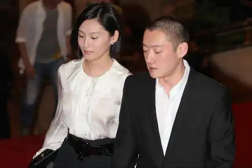 京城四少汪雨久未现身携儿子祭拜父母如今47岁已浪子回头