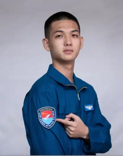 华中师大一附中部分飞行学员第一次穿上飞行服照片(图片来源:南方