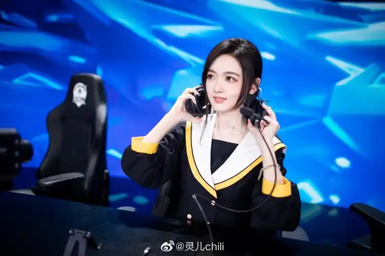 解说灵儿晒照身着狼队联名jk灵动优雅