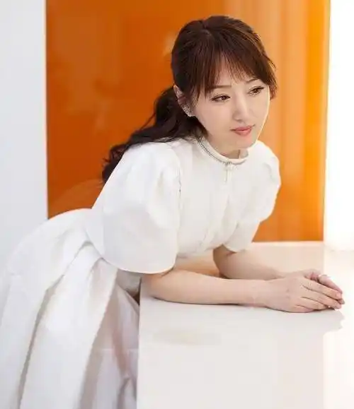 原创48岁杨钰莹近照太美身着一袭白衣宛若仙女笑容可掬太养眼