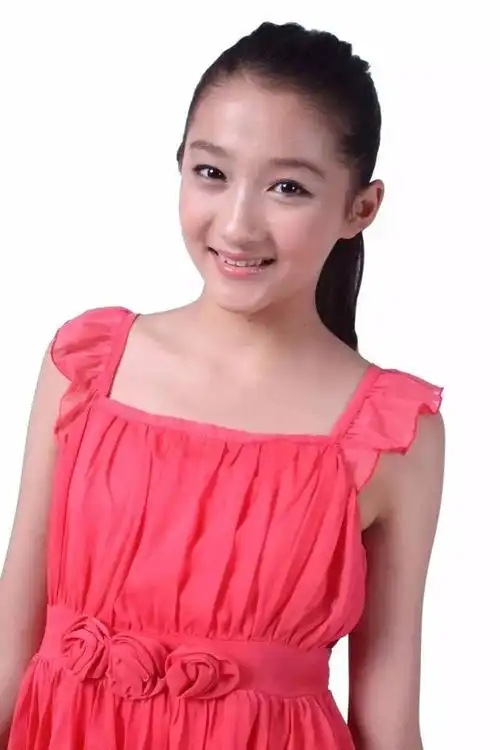 关晓彤今天19岁生日:美女演员颜值要逆天