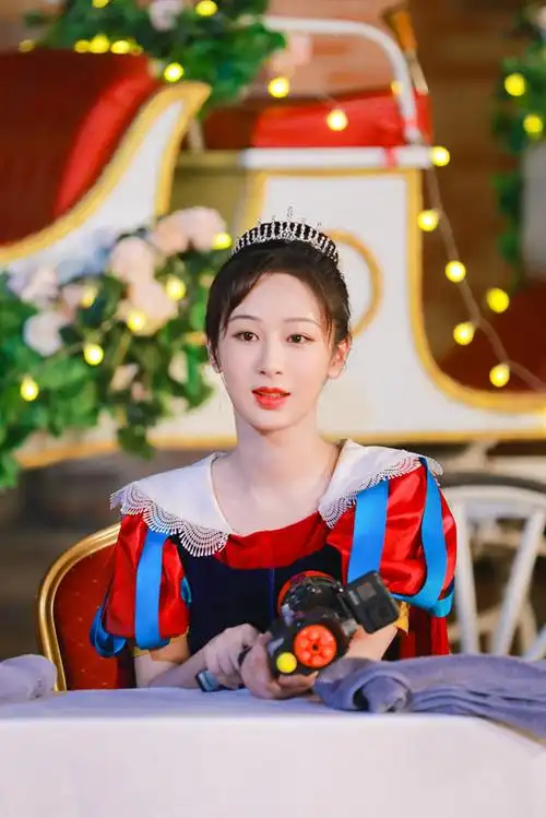 杨紫《萌探》穿越童话世界 化身白雪公主巧捉萌贼