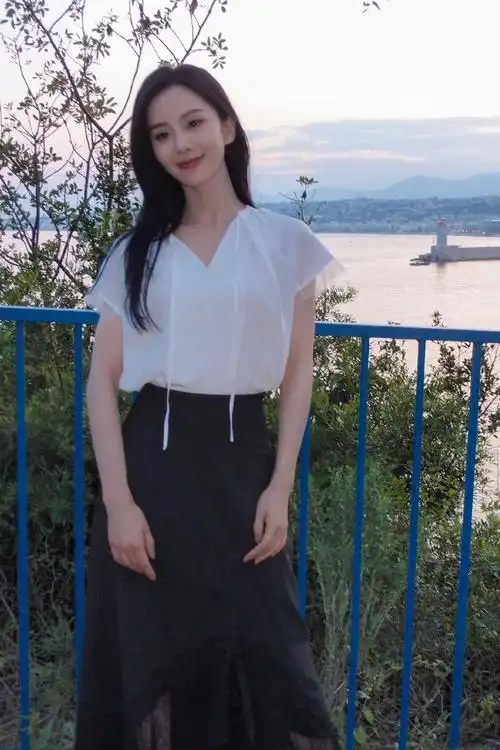 【咨询】刘诗诗穿白色v领搭黑色长裙_淡淡微笑气质温婉优雅 图4