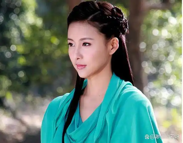 后面贾青还在电视剧《天龙八部》一人分饰两角,即使顶着一样的脸,但就
