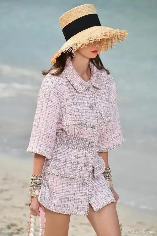 小香风的套装服装结合了中国传统的元素和欧洲浪漫的风格,衣服穿在