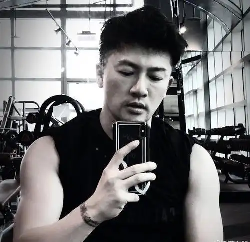 47岁生日怎么过?苏有朋在健身房秀肌肉照片,手臂线条堪称完美