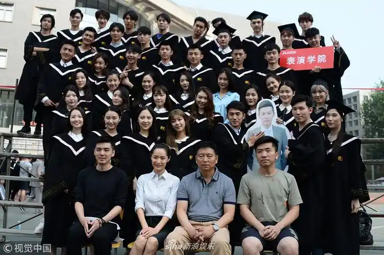 组图:前方高颜!北电毕业典礼帅哥美女云集 学士服大合影看花眼