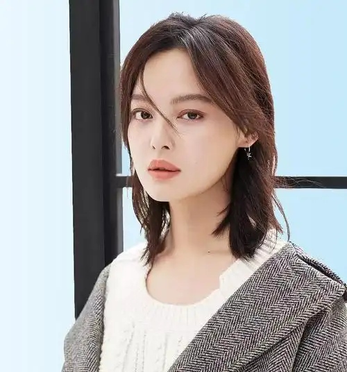 原创33岁辛芷蕾拍大片,穿粉色look凹出事业线,火辣性感美出天际