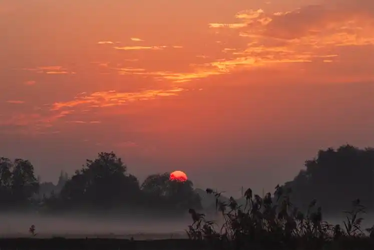 漂白乌云 作品  《 乡村日出 》  ( 器材:富士 s5   尼康 28-300mm f