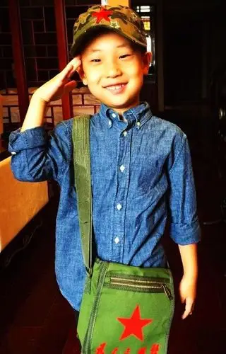 王宝强女儿捧蛋糕为大竣庆生