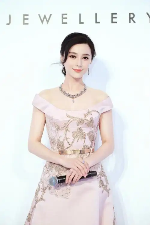 范冰冰 出席debeers戴比尔斯钻石珠宝于北京举办的品牌动态发布会