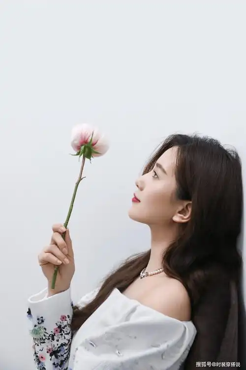 女神刘诗诗一袭长裙亮相侧颜线条好优越啊温婉优雅又知性