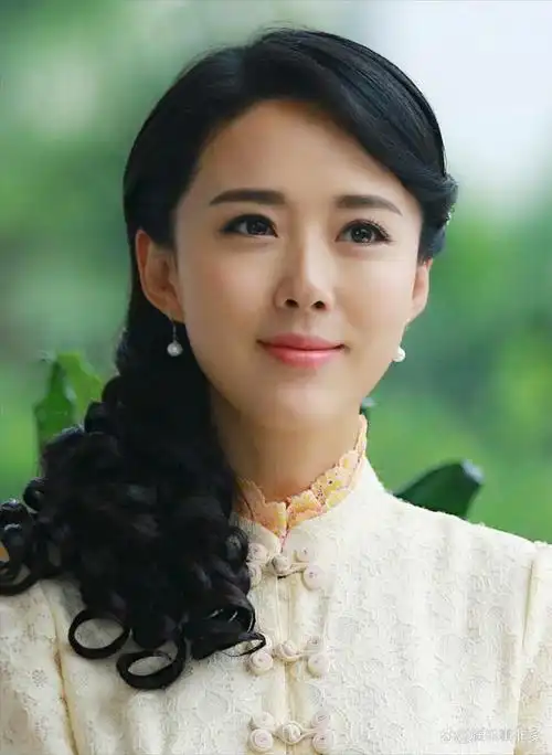 44岁"嫦娥"颜丹晨:嫁小4岁丈夫,顺产8斤胖儿子,他有啥魅力?