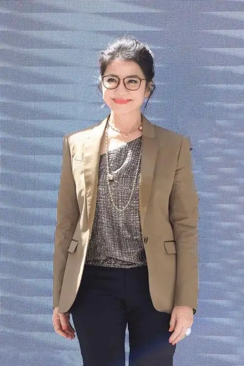 钟楚红老是老了点穿挂脖连衣裙气质出众61岁风情丝毫不减当年