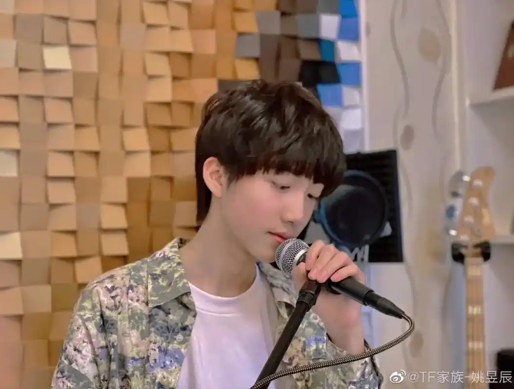 隔天姚昱辰按你电铃 你打开门 姚:我们不 - 抖音