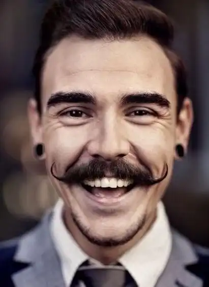 八字胡的男人面相