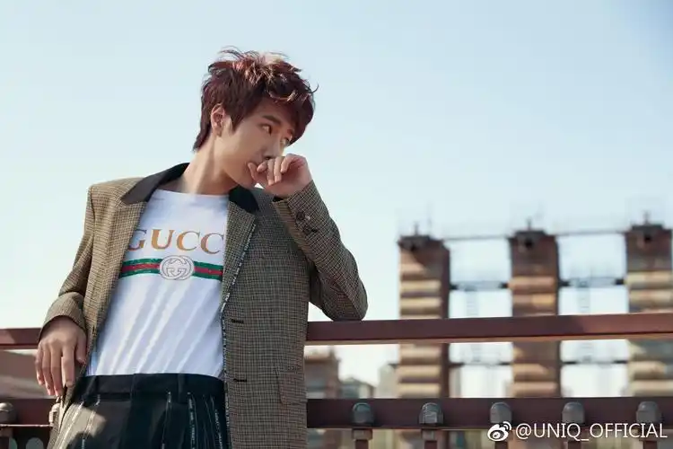 王一博分享200412甜甜的那年今日蓝发造型出席101发布会王导师表演吹