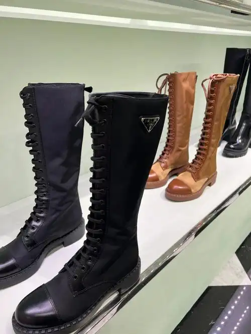 绑带款的靴子一向给我一种很张扬性格的感觉普拉达将尼龙和绑带的元素