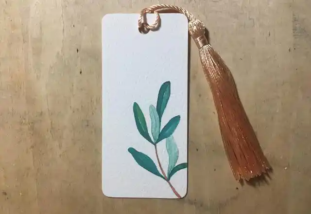 最后可以用白色颜料或者留白也加强叶脉部分,书签就画好啦~第六步