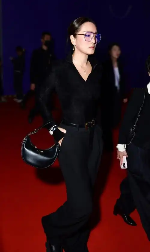 巩俐现身上海进博会欧莱雅展台__财经头条