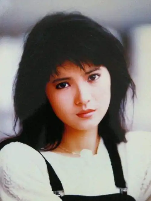 罗慧娟个人资料照片(红颜薄命罗慧娟:向周星驰求婚被拒,33岁意外失聪