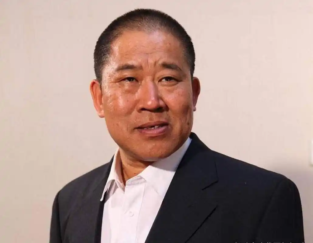 女儿骑自行车在前边走,杜旭东在后边跟着,起码有五十米以上距离.