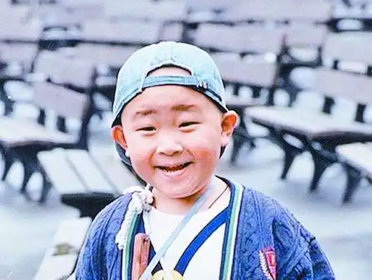 【图】郝邵文小时候搞笑图片还记得吗? 再看逗趣光头小和尚