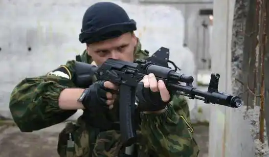 美国人看到苏联士兵手持一款新式的步枪,看着像ak47但又不是ak47,这吊