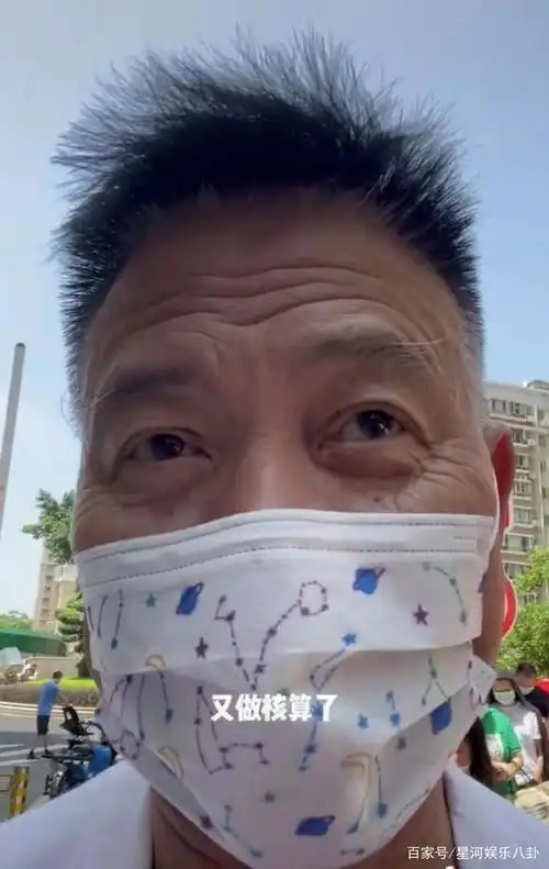 64岁万梓良打疫苗,满脸皱纹两鬓斑白显沧桑,定居湖南住130万房