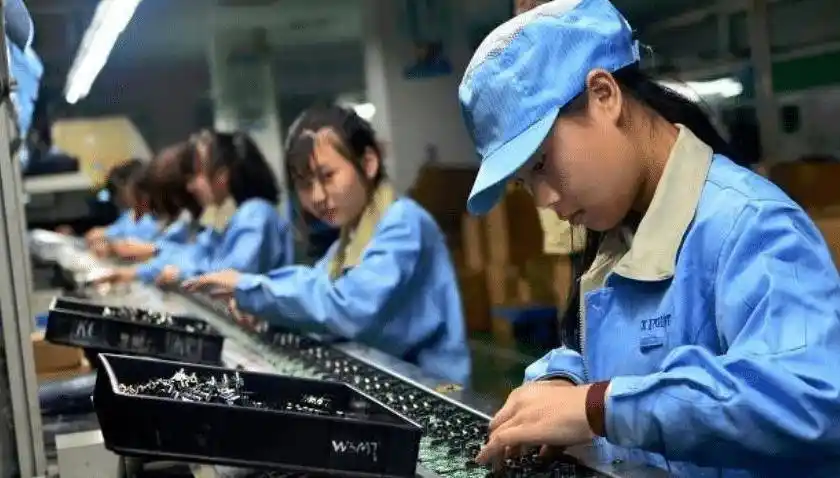 原创流水线女工逐渐消失的背后或许是3000万光棍悲惨人生的开始