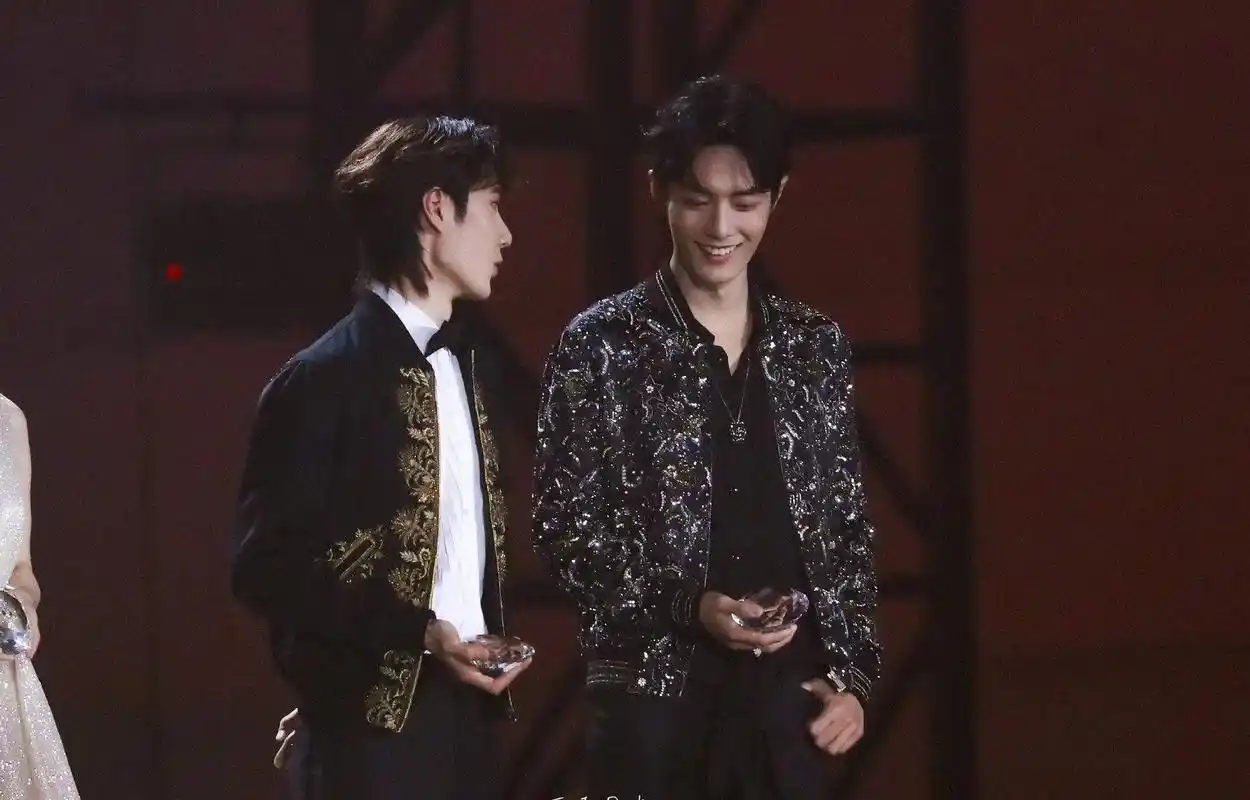 肖战王一博参加颁奖盛典多次同框,cp粉称过年了,二人是真朋友