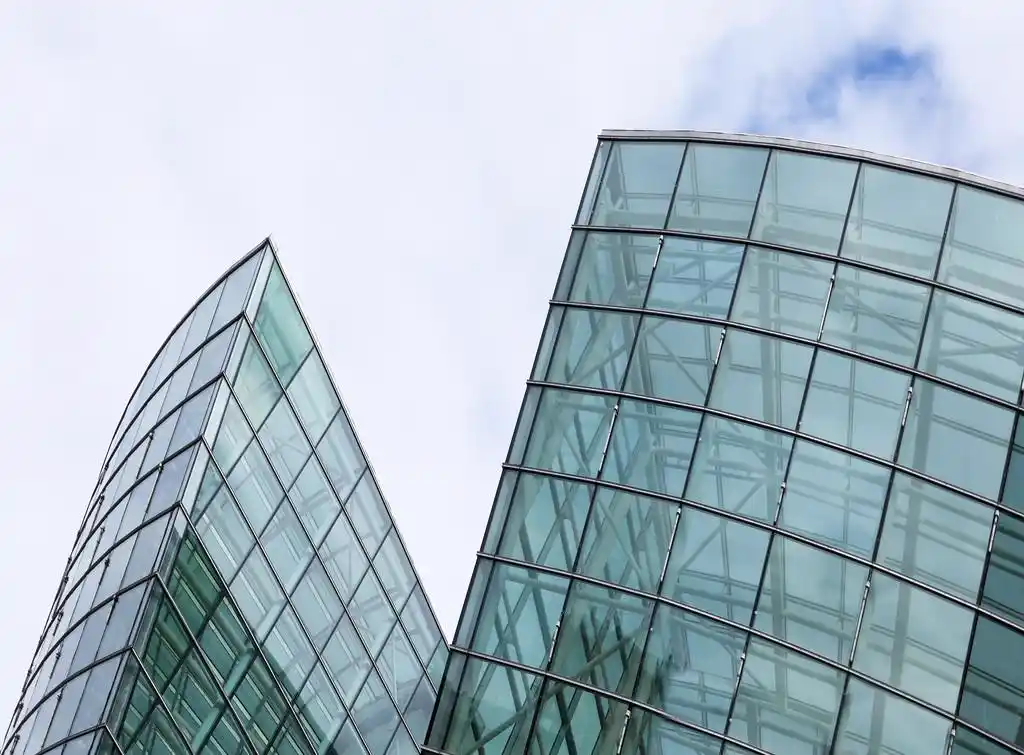 滑质地的玻璃高层建筑