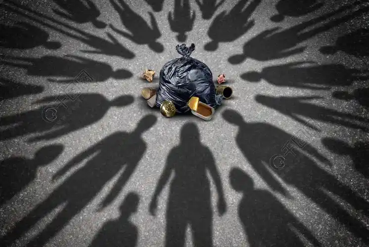 作为一个小组的帮助与垃圾的志愿者有用的社区志愿者人阴影提供队帮助