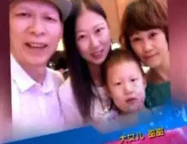 李明一家四口李明和妻子孙淑琴相濡以沫走过二十余年,虽然日常生活中