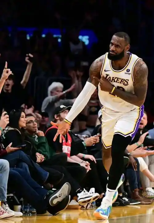 詹姆斯绝杀,狄龙逼出全力詹!湖人复仇火箭!西部第六了_浓眉_助攻_抢断