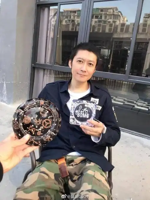 现在颜值也点崩了.三部剧后盛超就淡出了,据说后来当了餐饮业老板.