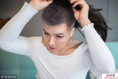 男生化女妆赚钱为了给妈妈买房子(图)