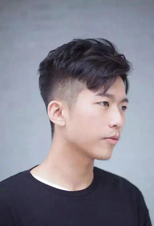 青少年两边推掉的短发型 帅气又自信的男孩短发图