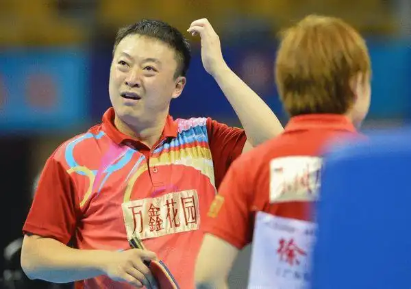 图文:全运乒乓混双赛 马琳徐洁在比赛中