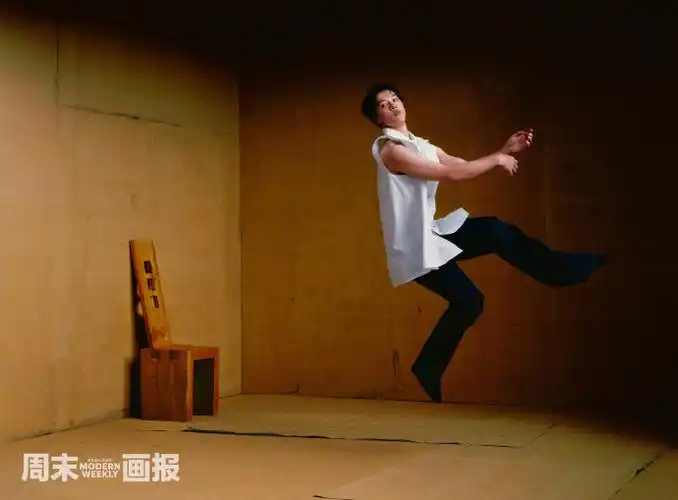 尹昉登上《周末画报》style版六月刊封面大片.