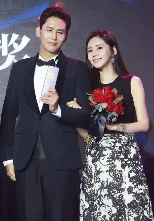 今年和何润东,古力娜扎合作主演了《游戏规则》,还和丈夫于晓光共同