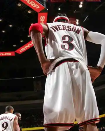 图文:76人主场战胜勇士 艾弗森的背影