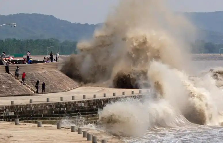钱塘江大潮被称为"天下第一潮",每年农历八月十八前后是最佳观潮时间.