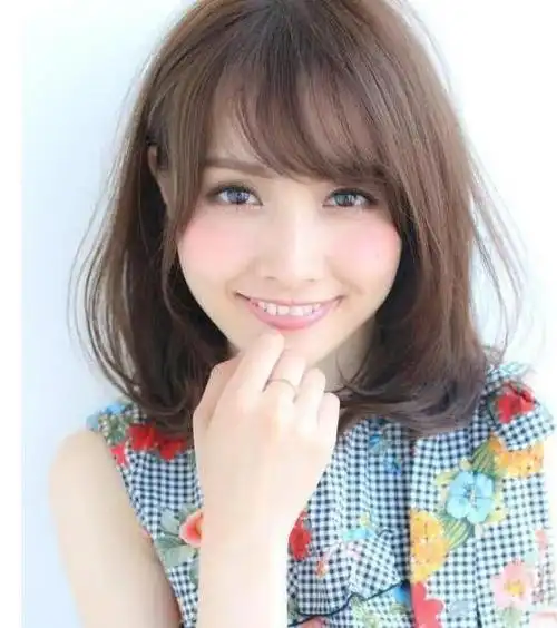 圆润的齐斜刘海