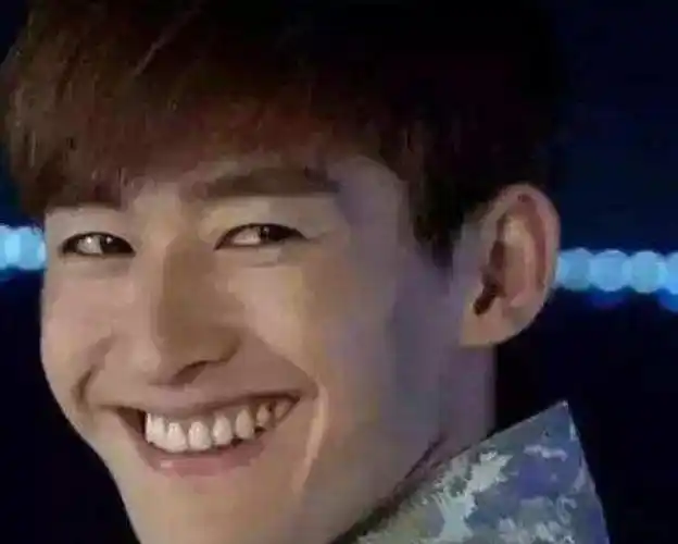 张翰全是眼睛的图片满脸都是密集的眼睛很吓人