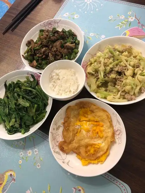 我做的营养午餐切,折,洗,炒,花费不少时间,有妈妈在旁协助和指导,非常