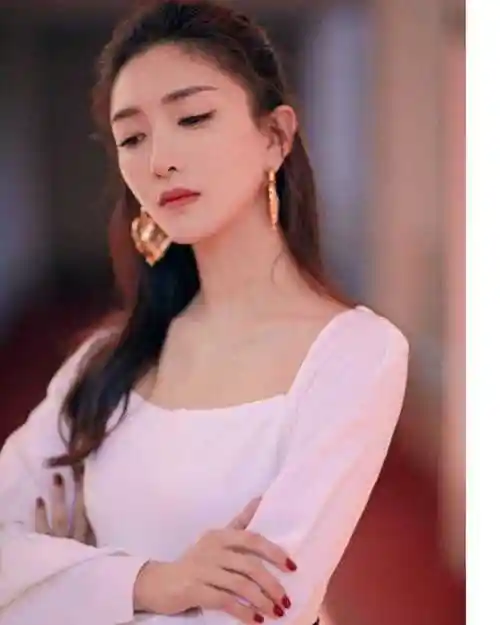 江疏影女王气场好强大,穿白色连体裤配马尾辫女神范十足,美呆了