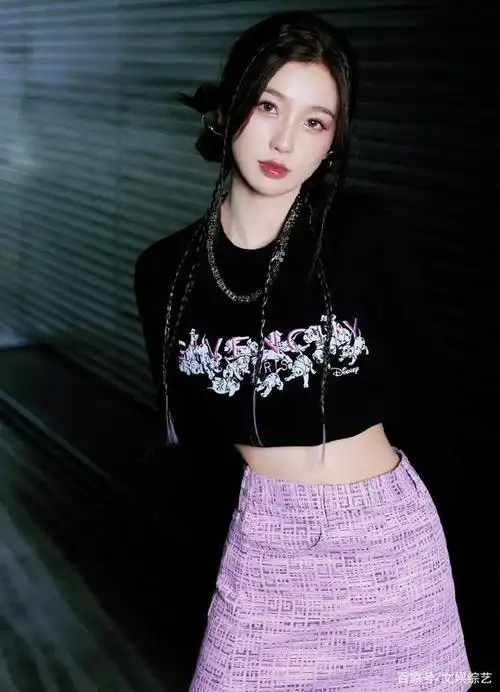 虞书欣晒出一组白色染发美照,她坐在室外的阶梯间,一头乌黑的头发里